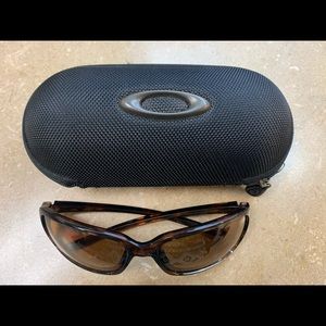 Woman’s Oakley Sunglasses. Tortoise frame. Oakley case included